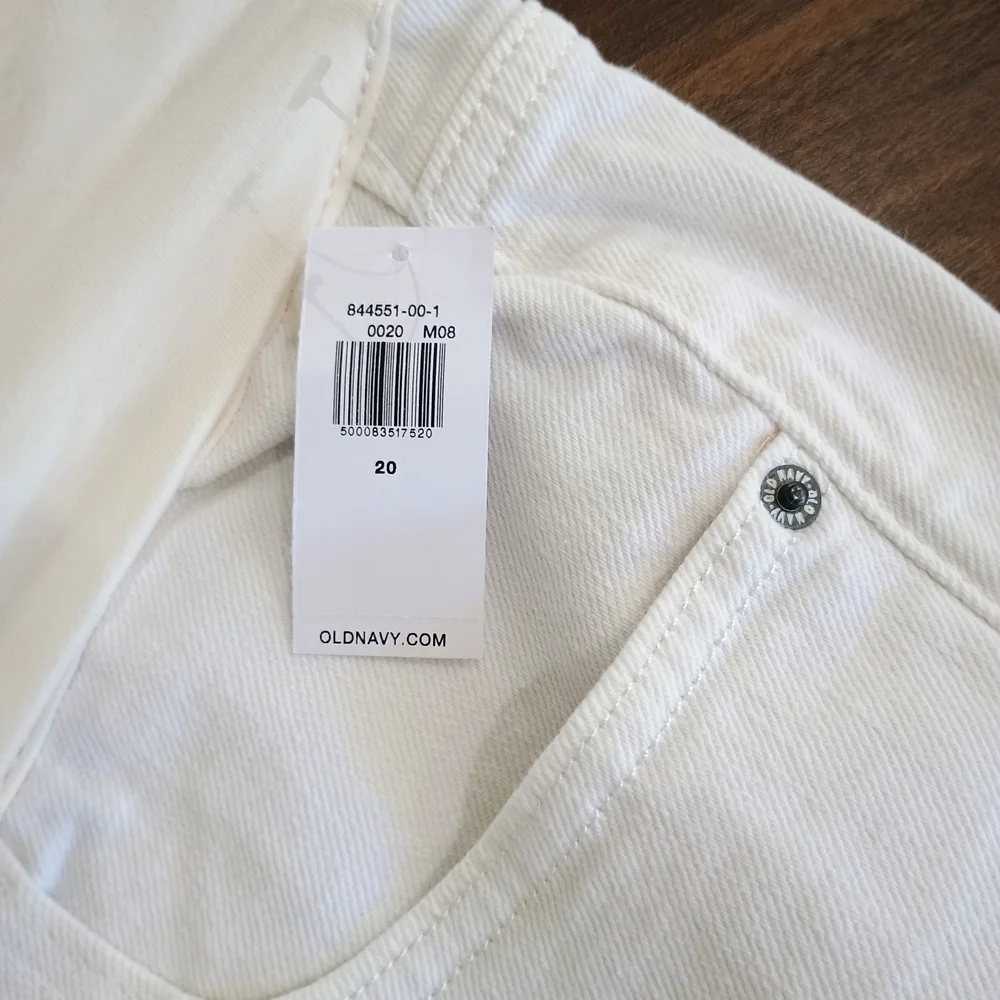 Old Navy Women's Cream Maturity Shorts - Picture 4 of 6